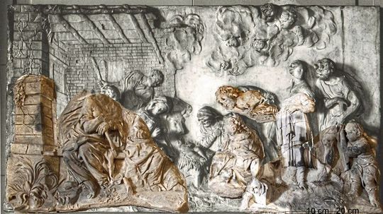 Kriegsversehrtes Kunstwerk: Giuseppe Torrettis Marmorrelief „Die Anbetung der Hirten“ überstand den 2. Weltkrieg nur in Fragmenten (bräunliche Teile), die hier mit einem Schwarzweiß-Foto des unversehrten Kunstwerks zu einer Gesamtansicht kombiniert wurden. Kriegsversehrtes Kunstwerk: Giuseppe Torrettis Marmorrelief „Die Anbetung der Hirten“ überstand den 2. Weltkrieg nur in Fragmenten (bräunliche Teile), die hier mit einem Schwarzweiß-Foto des unversehrten Kunstwerks zu einer Gesamtansicht kombiniert wurden.