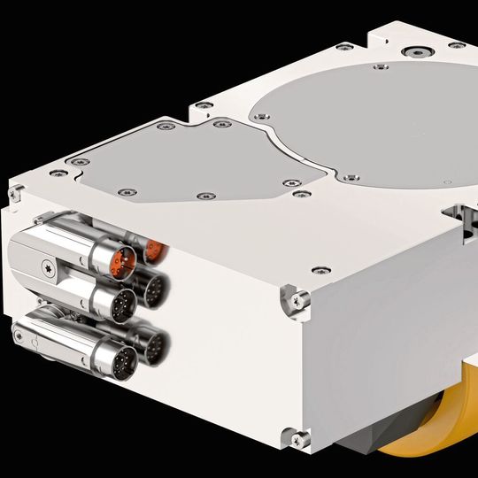 Eine neue Software für den modularen Baukasten „Simove“ verleiht fahrerlosen Transportfahrzeugen (FTF) jetzt 360° Bewegungsfreiheit. Eine neue Software für den modularen Baukasten „Simove“ verleiht fahrerlosen Transportfahrzeugen (FTF) jetzt 360° Bewegungsfreiheit.