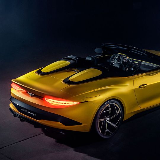 Hinter den Sportsitzen bietet der dachlose Bacalar eine Art Speedster-Abdeckung. Hinter den Sportsitzen bietet der dachlose Bacalar eine Art Speedster-Abdeckung.