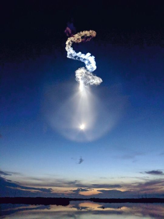 Eine wiederverwendbare selbstlandende Falcon-9-Rakete der Firma Space-X brachte die Experimente zur ISS.