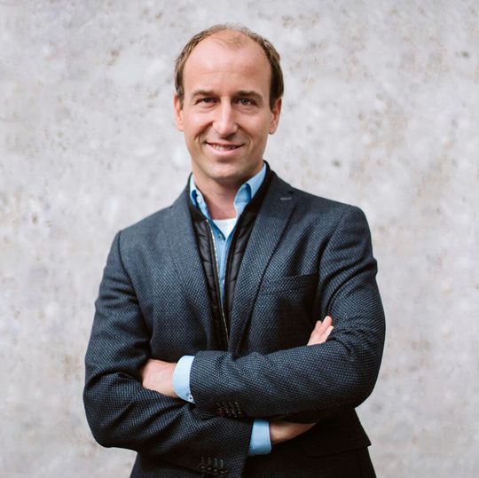 Der 41-jährige Diplom-Kaufmann Torsten Kiedel ist ab sofort Chief Financial Officer (CFO) bei Sono Motors. Der 41-jährige Diplom-Kaufmann Torsten Kiedel ist ab sofort Chief Financial Officer (CFO) bei Sono Motors.
