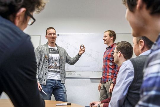 Die neue Konstruktion einer Sicherheitskupplung von THGA-Student Julian Tschersich (Bildmitte) kann viel Zeit, Kosten und Personalaufwand sparen. Die neue Konstruktion einer Sicherheitskupplung von THGA-Student Julian Tschersich (Bildmitte) kann viel Zeit, Kosten und Personalaufwand sparen.