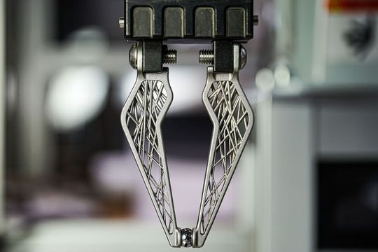 Intelligente Greifer haben das Potential, die Produktion zu beschleunigen. Wenn sie drucksensibel sind, ermöglichen sie schnellere und direktere Zugriffe an Stellen eines Werkstücks, die bisher nicht für das Greifen geeignet waren. Intelligente Greifer haben das Potential, die Produktion zu beschleunigen. Wenn sie drucksensibel sind, ermöglichen sie schnellere und direktere Zugriffe an Stellen eines Werkstücks, die bisher nicht für das Greifen geeignet waren.