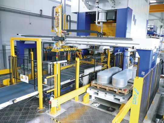 Platinen-Stapelsystem APS 70 von GPA-Jakob an einer Presse; mit der idealen Lösung kann die Presse volle Geschwindigkeit fahren. Bilder: GPA-Jakob Platinen-Stapelsystem APS 70 von GPA-Jakob an einer Presse; mit der idealen Lösung kann die Presse volle Geschwindigkeit fahren. Bilder: GPA-Jakob