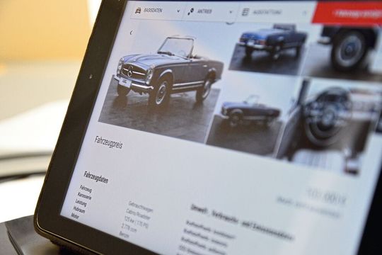 Die eigene Händlerwebsite (hier: Fahrzeug-Werke Lueg) ist eine Möglichkeit, um im Classic Business mit Käufern in Kontakt zu kommen. Eine Alternative mit Reichweitenwirkung sind gedruckte und Onlinemarktplätze. Die eigene Händlerwebsite (hier: Fahrzeug-Werke Lueg) ist eine Möglichkeit, um im Classic Business mit Käufern in Kontakt zu kommen. Eine Alternative mit Reichweitenwirkung sind gedruckte und Onlinemarktplätze.