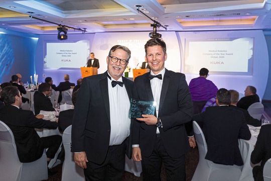 Axel Weber (r.), Vice President Medical Robotics bei Kuka, nahm den Global Company of the Year Award entgegen. Axel Weber (r.), Vice President Medical Robotics bei Kuka, nahm den Global Company of the Year Award entgegen.