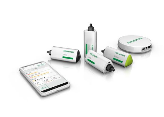 Für eine flächendeckende und automatisierte Zustandsüberwachung: Die kabellosen, batteriebetriebenen Schwingungssensoren kommunizieren Vibrations- und Temperatur-Rohdaten sowie KPIs aller Aggregate einer Produktionsanlage über ein eigenständiges Mesh-Netzwerk an den Schaeffler-IoT-Hub. Für eine flächendeckende und automatisierte Zustandsüberwachung: Die kabellosen, batteriebetriebenen Schwingungssensoren kommunizieren Vibrations- und Temperatur-Rohdaten sowie KPIs aller Aggregate einer Produktionsanlage über ein eigenständiges Mesh-Netzwerk an den Schaeffler-IoT-Hub.