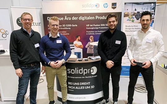 Den ersten gemeinsamen Auftritt in Sachen Postprocessing hatten Solidpro und Dyemansion auf dem AM-Forum in Berlin. Den ersten gemeinsamen Auftritt in Sachen Postprocessing hatten Solidpro und Dyemansion auf dem AM-Forum in Berlin.