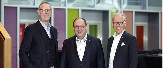 Mitglieder des erweiterten BVL-Präsidiums (v.l.): Frank Dreeke (BLG Logistics Group), der neue Vorstandsvorsitzende Prof. Thomas Wimmer (BVL) und Dr. Stefan Wolff (4flow). Mitglieder des erweiterten BVL-Präsidiums (v.l.): Frank Dreeke (BLG Logistics Group), der neue Vorstandsvorsitzende Prof. Thomas Wimmer (BVL) und Dr. Stefan Wolff (4flow).