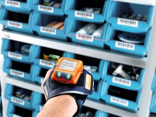 Über das Display erhält der Anwender Daten und Anweisungen aus der Proglove-Cloud. Über das Display erhält der Anwender Daten und Anweisungen aus der Proglove-Cloud.