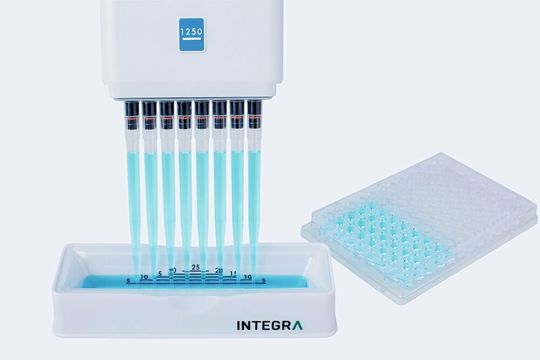 Die 8-Kanal-Evolve-Pipette von Integra fasst bis zu 1250 µl. Die 8-Kanal-Evolve-Pipette von Integra fasst bis zu 1250 µl.