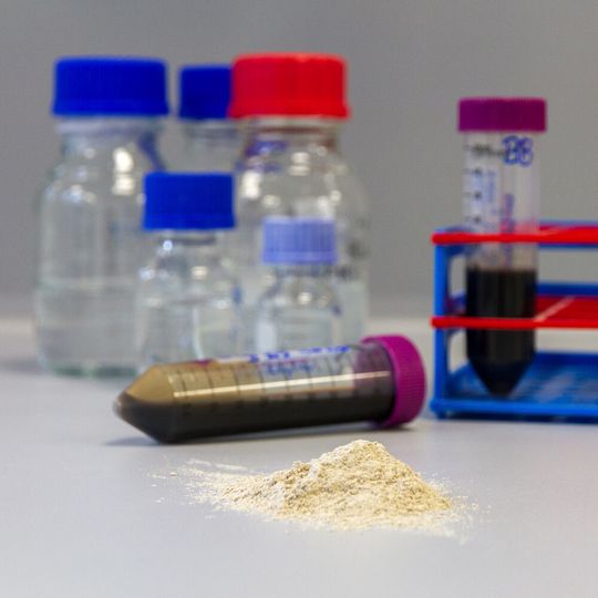 Flüssigphase und hieraus gewonnener Phosphordünger Magnesium-Ammonium-Phosphat (Struvit). Flüssigphase und hieraus gewonnener Phosphordünger Magnesium-Ammonium-Phosphat (Struvit).