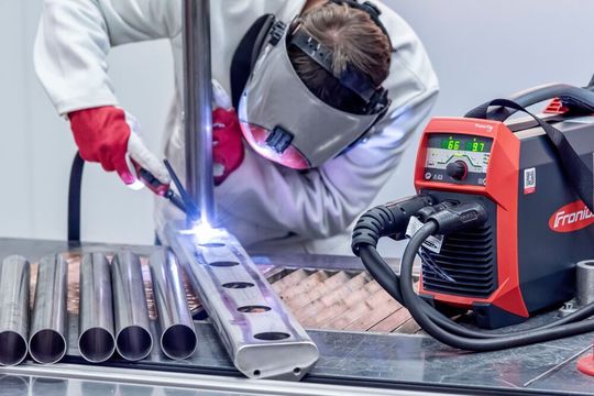 Transtig 170 und Transtig 201 heißt ein schweißtechnisches Neuheiten-Duo von Fronius. Die Systeme sind nicht nur kompakt sondern auch leicht zu transportieren, so Fronius Transtig 170 und Transtig 201 heißt ein schweißtechnisches Neuheiten-Duo von Fronius. Die Systeme sind nicht nur kompakt sondern auch leicht zu transportieren, so Fronius