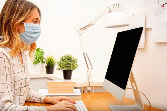 Zum Schutz vor dem Coronavirus schicken viele Unternehmen ihre Mitarbeiter ins Homeoffice. Zum Schutz vor dem Coronavirus schicken viele Unternehmen ihre Mitarbeiter ins Homeoffice.