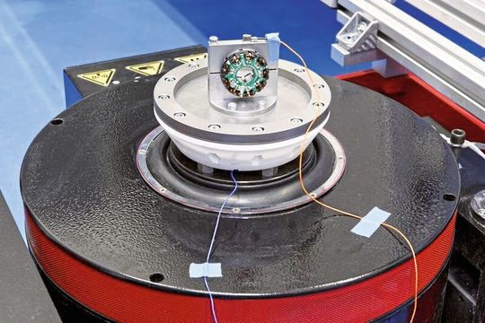 Experimenteller Aufbau: Fraunhofer-Forscher wollen elektronische Kompoenten mit sehr viel höheren Beschleunigungen anregen. Experimenteller Aufbau: Fraunhofer-Forscher wollen elektronische Kompoenten mit sehr viel höheren Beschleunigungen anregen.