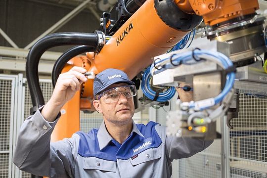 Leadec hat seinen Wartungsservice bei Mercedes auf acht Batterielinien ausgeweitet. Leadec hat seinen Wartungsservice bei Mercedes auf acht Batterielinien ausgeweitet.