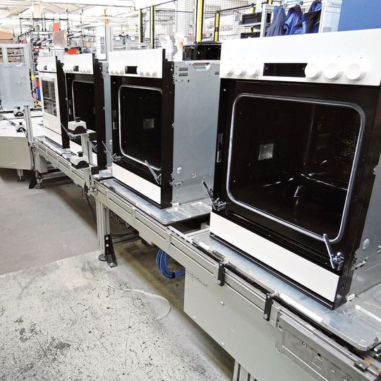 Grösse und Gewicht der Backöfen waren für Schnaithmann kein Problem: Die Systeme transportieren bis zu 350 kg schwere und 80 cm breite Werkstücke. Grösse und Gewicht der Backöfen waren für Schnaithmann kein Problem: Die Systeme transportieren bis zu 350 kg schwere und 80 cm breite Werkstücke.