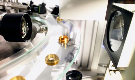 Kameras liefern die Daten, um mit Künstlicher Intelligenz die Qualität eines produzierten Guts zu überwachen. Kameras liefern die Daten, um mit Künstlicher Intelligenz die Qualität eines produzierten Guts zu überwachen.