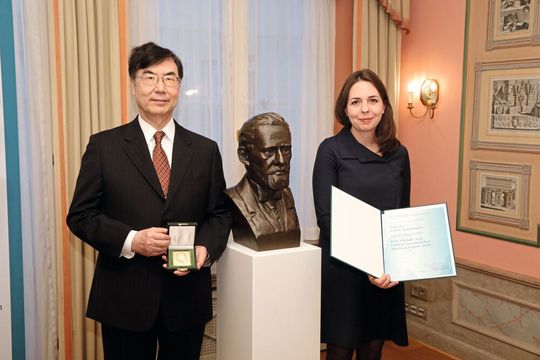 Die Preisträger Prof. Shimon Sakaguchi und Dr. Judith Reichmann neben der Paul-Ehrlich-Büste Die Preisträger Prof. Shimon Sakaguchi und Dr. Judith Reichmann neben der Paul-Ehrlich-Büste