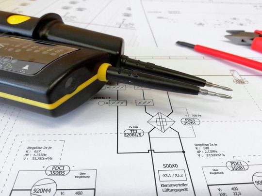 Für eine störungsfreie Kommunikation ist bei der Auslegung von industriellen Netzwerken und Feldbussystemen ein schwingungsarmes EMV-Konzept das A und O. Für eine störungsfreie Kommunikation ist bei der Auslegung von industriellen Netzwerken und Feldbussystemen ein schwingungsarmes EMV-Konzept das A und O.