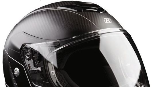 Der Klim Klapphelm besteht aus einer leichten, aufwendig gefertigten Karbonschale. Der Klim Klapphelm besteht aus einer leichten, aufwendig gefertigten Karbonschale.