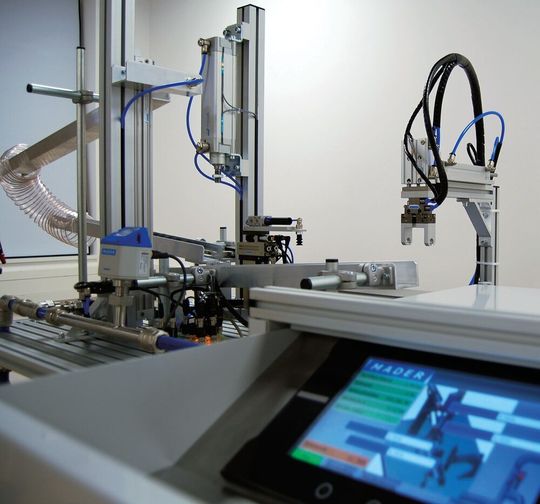 Die Messergebnisse zum aktuellen „Leckage-Szenario“ können auf der dazugehörigen Steuerung abgelesen werden. Sie werden auch in die Fraunhofer-eigene Industrie-4.0-Plattform „Virtual Fort Knox“ übertragen. Die Messergebnisse zum aktuellen „Leckage-Szenario“ können auf der dazugehörigen Steuerung abgelesen werden. Sie werden auch in die Fraunhofer-eigene Industrie-4.0-Plattform „Virtual Fort Knox“ übertragen.