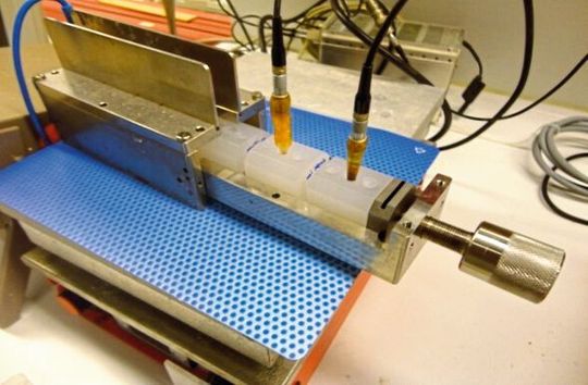Laboraufbau der elektrochemischen Zelle mit zwei Elektroden zur Messung des Nanoporen-Stroms Laboraufbau der elektrochemischen Zelle mit zwei Elektroden zur Messung des Nanoporen-Stroms