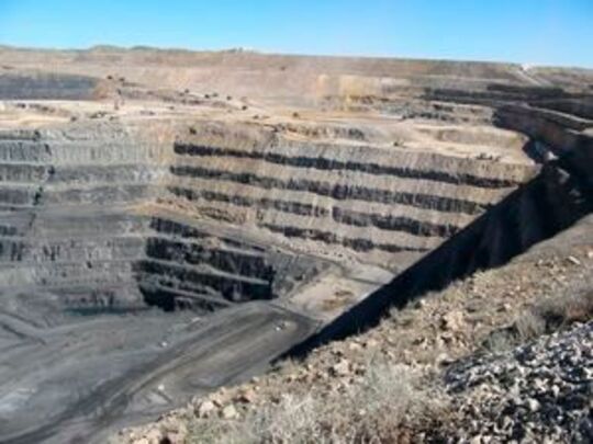 Le minerai de zinc est souvent extrait dans des puits à ciel ouvert. 
