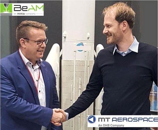 MT Aerospace steigt mit einer Maschine von Beam in die metallische Additive Fertigung mit einem Sprühverfahren ein. MT Aerospace steigt mit einer Maschine von Beam in die metallische Additive Fertigung mit einem Sprühverfahren ein.
