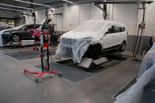 Die fachgerechte Reparatur macht eine Beilackierung häufig unumgänglich. Die fachgerechte Reparatur macht eine Beilackierung häufig unumgänglich.