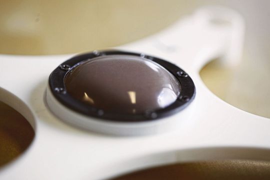 Einfache und kostengünstige Herstellung: Der Prototyp des rutschfesten Pads besteht aus einem Silikonkissen, das mit getrocknetem Kaffeesatz als Granulat gefüllt ist. Einfache und kostengünstige Herstellung: Der Prototyp des rutschfesten Pads besteht aus einem Silikonkissen, das mit getrocknetem Kaffeesatz als Granulat gefüllt ist.