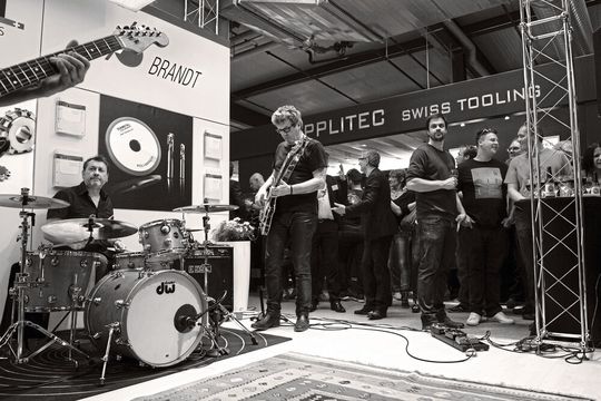 Soirée récréative : Guitare, basse et batterie sur le stand, apéritif dans les allées… le SIAMS c’est aussi cette partie sympathique qui permet aux exposants du tissu industriel de la microtechnique de se retrouver et de partager des moments un peu « hors du temps » entre professionnels. Soirée récréative : Guitare, basse et batterie sur le stand, apéritif dans les allées… le SIAMS c’est aussi cette partie sympathique qui permet aux exposants du tissu industriel de la microtechnique de se retrouver et de partager des moments un peu « hors du temps » entre professionnels.