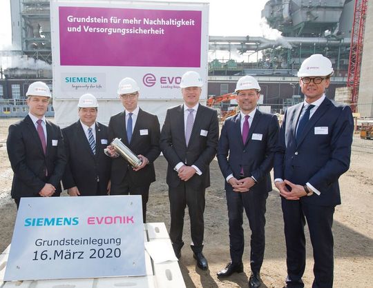 Thomas Wessel (2.v.r.), Personalvorstand und Arbeitsdirektor von Evonik, Dr. Jochen Eickholt (3.v.r.), designierter Vorstand Siemens Energy AG, Dr. Rainer Fretzen (3.v.l.), Vorsitzender der Geschäftsführung der Evonik Technology & Infrastructure GmbH, Heiko Mennerich (rechts), Leiter des Geschäftsgebiets Energy & Utilities von Evonik, Dr. Jörg Harren (links), Standortleiter des Chemieparks Marl von Evonik, und Werner Arndt (2.v.l.), Bürgermeister der Stadt Marl, bei der Grundsteinlegung des neuen Gas- und Dampfturbinenkraftwerks von Evonik. Thomas Wessel (2.v.r.), Personalvorstand und Arbeitsdirektor von Evonik, Dr. Jochen Eickholt (3.v.r.), designierter Vorstand Siemens Energy AG, Dr. Rainer Fretzen (3.v.l.), Vorsitzender der Geschäftsführung der Evonik Technology & Infrastructure GmbH, Heiko Mennerich (rechts), Leiter des Geschäftsgebiets Energy & Utilities von Evonik, Dr. Jörg Harren (links), Standortleiter des Chemieparks Marl von Evonik, und Werner Arndt (2.v.l.), Bürgermeister der Stadt Marl, bei der Grundsteinlegung des neuen Gas- und Dampfturbinenkraftwerks von Evonik.