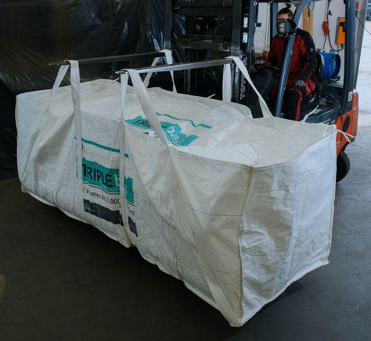 Mit dem Triple Bag lassen sich bis zu 3 t Schüttgut transportieren. Mit dem Triple Bag lassen sich bis zu 3 t Schüttgut transportieren.