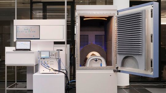 In der Messkammer von Rohde & Schwarz lassen sich 5G-Smartphones untersuchen. Der HF-Konformitätstest erfolgt nach 3GPP FR2 In der Messkammer von Rohde & Schwarz lassen sich 5G-Smartphones untersuchen. Der HF-Konformitätstest erfolgt nach 3GPP FR2
