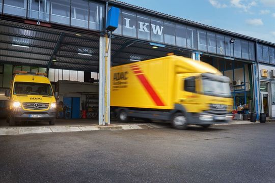 Der ADAC Truckservice meldet volle Einsatzbereitschaft und setzt Notfallmanagement für Pannenhelfer auf. Der ADAC Truckservice meldet volle Einsatzbereitschaft und setzt Notfallmanagement für Pannenhelfer auf.