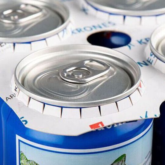 Litepac Top reduces not only the material and energy consumption involved. With the associated machine technology, it is possible to selectively orientate the cans, so as to ensure prominent placement of the brand logo at the point of sale. Litepac Top reduces not only the material and energy consumption involved. With the associated machine technology, it is possible to selectively orientate the cans, so as to ensure prominent placement of the brand logo at the point of sale.