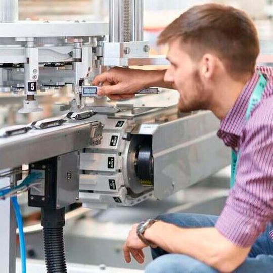 As a systems provider, Syntegon Technology focuses on the entire packaging process to make sure that the paper flow wrap is carefully handled on its way to secondary and transport packaging. As a systems provider, Syntegon Technology focuses on the entire packaging process to make sure that the paper flow wrap is carefully handled on its way to secondary and transport packaging.