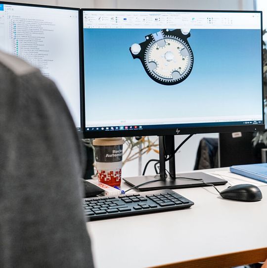 Innovation-Space-Schulung: Im Innovation Space des Additive Innovation Center lernt das Engineering von Optima mit den neuen Technologien umzugehen. Neue Teile entstehen nach völlig neuen Ansätzen. Bestehende Teile können leichter, stabiler und materialsparender konstruiert werden. Innovation-Space-Schulung: Im Innovation Space des Additive Innovation Center lernt das Engineering von Optima mit den neuen Technologien umzugehen. Neue Teile entstehen nach völlig neuen Ansätzen. Bestehende Teile können leichter, stabiler und materialsparender konstruiert werden.