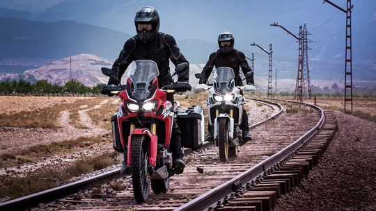 Um auf kurzen und lange Touren auf alle Eventualitäten vorbereitet zu sein, bietet Givi für die Honda African Twin eine große Auswahl an Equipment. Um auf kurzen und lange Touren auf alle Eventualitäten vorbereitet zu sein, bietet Givi für die Honda African Twin eine große Auswahl an Equipment.