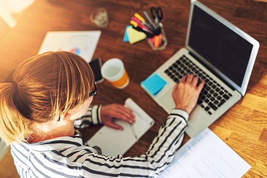 Immer mehr Mitarbeiter arbeiten derzeit zum Schutz im Homeoffice. Immer mehr Mitarbeiter arbeiten derzeit zum Schutz im Homeoffice.