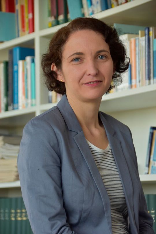 Über den Weg des Genetic Engineering haben die Forschenden um Prof. Dr. Yvonne Mast einen Mikroorganismus so umprogrammiert, dass er die industriell relevante Aminosäure D-Phenylglycin produziert. Über den Weg des Genetic Engineering haben die Forschenden um Prof. Dr. Yvonne Mast einen Mikroorganismus so umprogrammiert, dass er die industriell relevante Aminosäure D-Phenylglycin produziert.