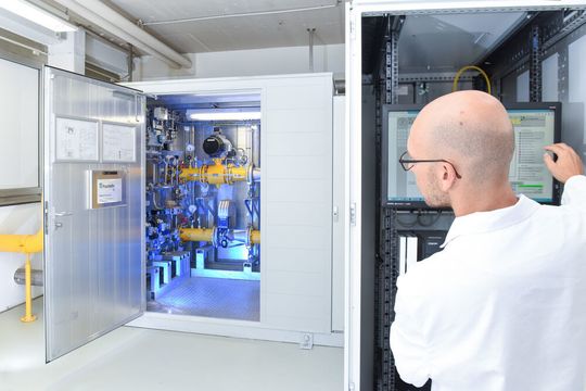 In einer Pilotanlage erprobt das Fraunhofer ISE bereits seit zwei Jahren die Wasserstoffeinspeisung in das Erdgasverteilnetz. In einer Pilotanlage erprobt das Fraunhofer ISE bereits seit zwei Jahren die Wasserstoffeinspeisung in das Erdgasverteilnetz.