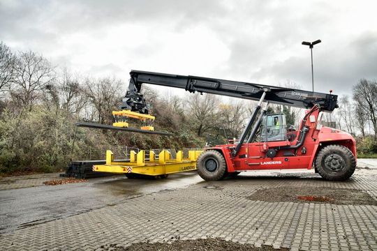 Der Reachstacker kommt problemlos an Waren heran, die in zweiter oder dritter Reihe gelagert werden. Der Reachstacker kommt problemlos an Waren heran, die in zweiter oder dritter Reihe gelagert werden.