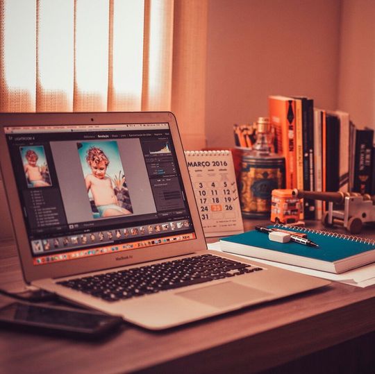 Covid-19 bringt es an den Tag: Die Umstellung auf Home Office funktioniert nicht so einfach, u.a. wegen mangelhafter Infrastruktur. Covid-19 bringt es an den Tag: Die Umstellung auf Home Office funktioniert nicht so einfach, u.a. wegen mangelhafter Infrastruktur.