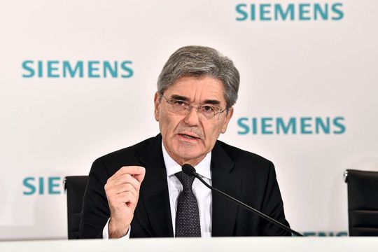 Siemens-CEO Joe Kaeser macht Platz für seinen Nachfolger Roland Busch und wechselt in den Aufsichtsrat von Siemens Energy. Siemens-CEO Joe Kaeser macht Platz für seinen Nachfolger Roland Busch und wechselt in den Aufsichtsrat von Siemens Energy.
