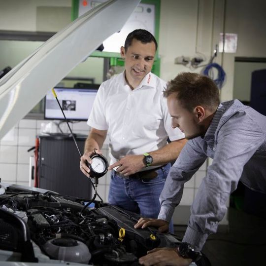 Werkstattausrüster Knoll bietet eine Vielzahl an Trainings an. Werkstattausrüster Knoll bietet eine Vielzahl an Trainings an.