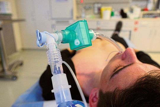 Patienten mit Lungenerkrankungen oder mit schweren Verläufen von Covid-19 sind auf Beatmungsgeräte angewiesen. Verbaut sind Fluss- und Volumenmesssensoren, um die Sauerstoffzufuhr kontinuierlich zu überwachen. Patienten mit Lungenerkrankungen oder mit schweren Verläufen von Covid-19 sind auf Beatmungsgeräte angewiesen. Verbaut sind Fluss- und Volumenmesssensoren, um die Sauerstoffzufuhr kontinuierlich zu überwachen.