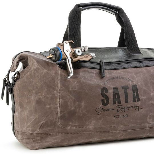 Die Sata „Weekender“-Tasche bekommen Kunden, die im Zuge der Sata Frühjahrsaktion eine eine Jet-X-5500 bestellen. Die Sata „Weekender“-Tasche bekommen Kunden, die im Zuge der Sata Frühjahrsaktion eine eine Jet-X-5500 bestellen.