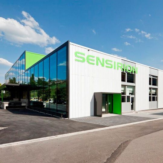 Die Nachfrage nach Sensoren von Sensirion haben stark zugenommen da sie in Beatmungsgeräten eingebaut werden. Das Unternehmen hat seine Produktion erhöht, um die weltweite Nachfrage befreidigen zu können. Die Nachfrage nach Sensoren von Sensirion haben stark zugenommen da sie in Beatmungsgeräten eingebaut werden. Das Unternehmen hat seine Produktion erhöht, um die weltweite Nachfrage befreidigen zu können.